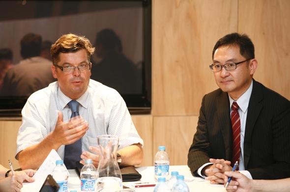 左:大北歐通訊CEO Mogens Elsberg;右:大北歐通訊中國(guó)區(qū)總經(jīng)理李倬